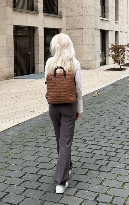 SEABREEZE BACKPACK COFFEE – nachhaltiger Rucksack aus Natur-Raffiabast und Leder